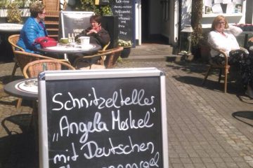 Auto­gramm­kar­te mit Wid­mung für den “Schnit­zeltel­ler Ange­la Merkel”