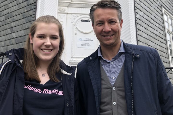 Mat­thi­as Kerk­hoff über­gab Land­tags­man­dat an die 18-Jäh­ri­ge Char­lot­te Böddicker