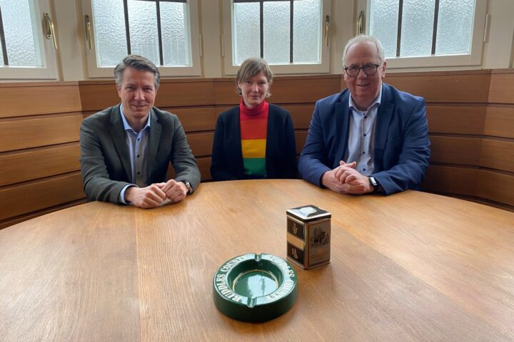 Land­tags­ab­ge­ord­ne­ter Mat­thi­as Kerkhoff infor­miert sich mit Bür­ger­meis­ter Ralf Péus über die geplan­te Trans­for­ma­ti­on des Sau­er­län­der Besu­cher­berg­werks in Ramsbeck