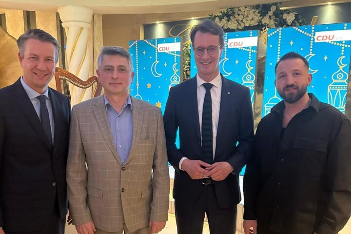 Dr. Ahmet Ars­lan und Yasin Kos­dik beim Fas­ten­bre­chen mit Minis­ter­prä­si­dent Hen­drik Wüst