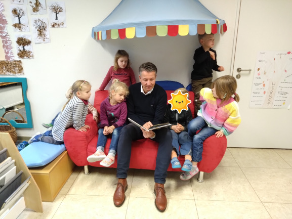 Mat­thi­as Kerkhoff MdL liest im Kin­der­gar­ten Remblinghausen
