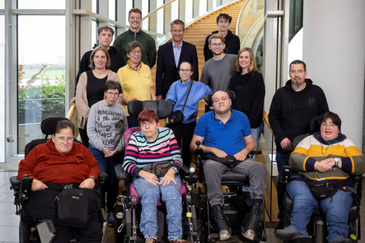 Grup­pe aus dem Josefs­heim Big­ge besuch­te Mat­thi­as Kerkhoff im Landtag