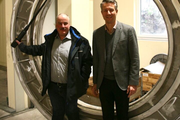 Land­tags­ab­ge­ord­ne­ter Mat­thi­as Kerkhoff besucht Metall­guss Steinrücken